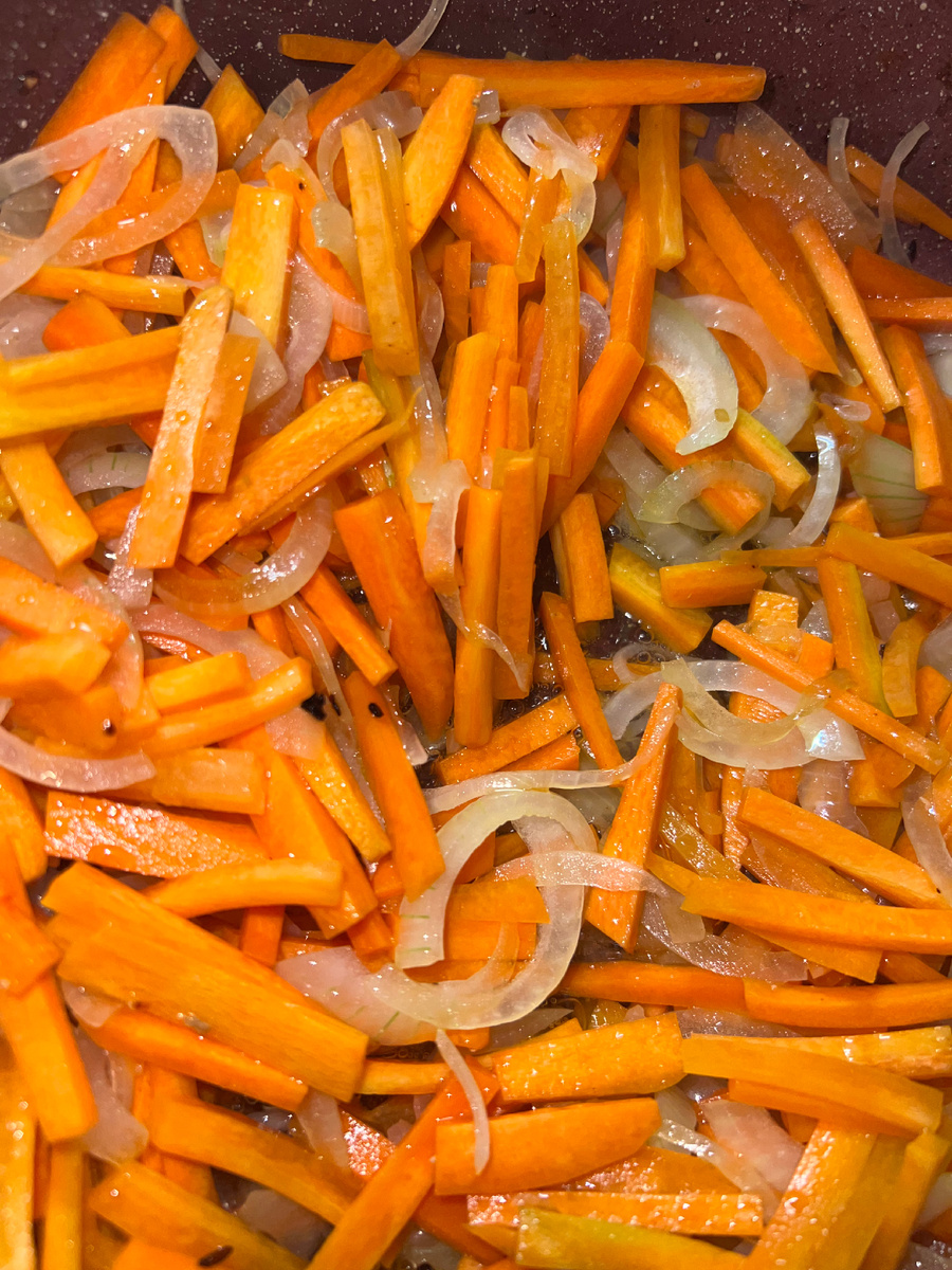 Обжарить морковь с мясом и луком 