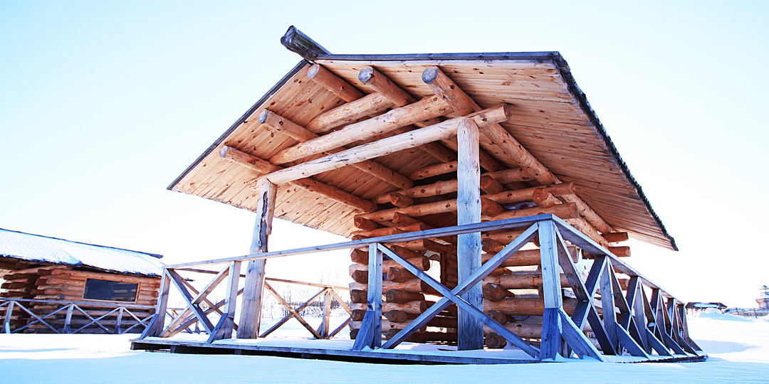 Архитектурный комплекс Дракино. Беседка на воде.