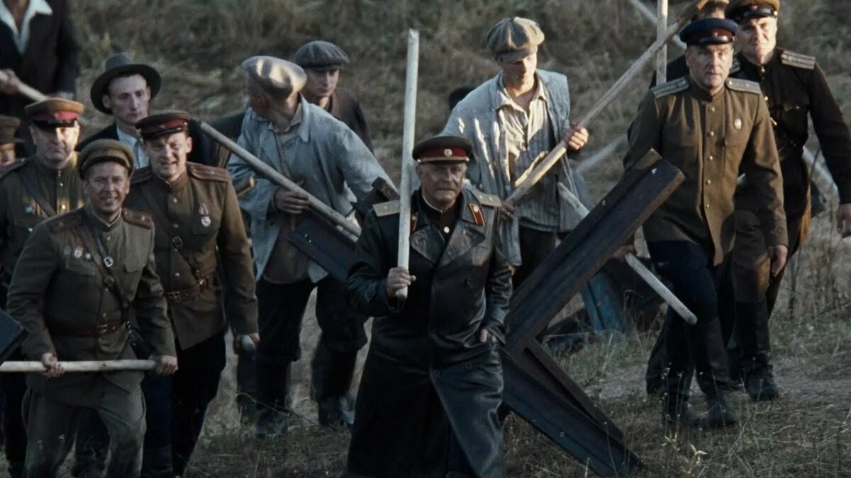 Великий фильм о Великой войне "Утомлённые солнцем 2", где советские солдаты идут в атаку с черенками от лопат