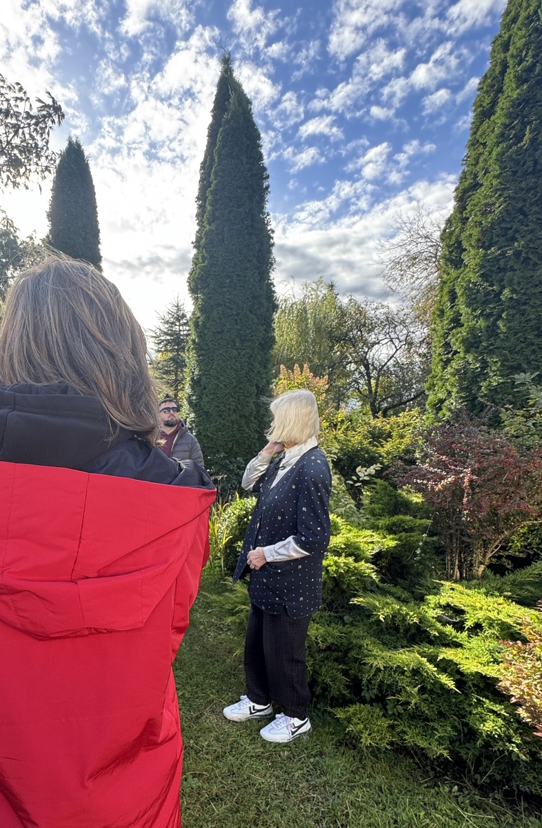 Встретила Инесса Савельевна нас в школьном саду