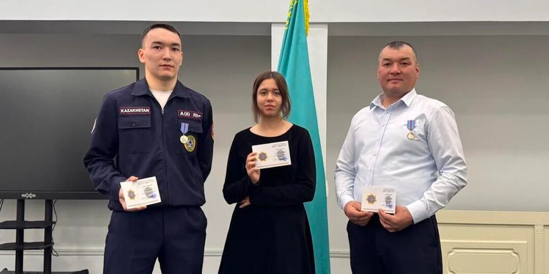 Отец, сын и школьница спасли детей из огня: героев наградили в Акмолинской области