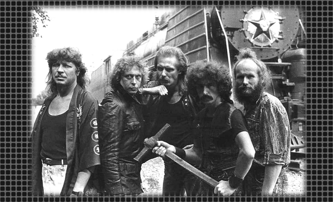 Юрий Семенов, крайний справа, бас-гитарист и руководитель хэви-метал-рок группы "Статус". Источник: Светлана Дьяконова.