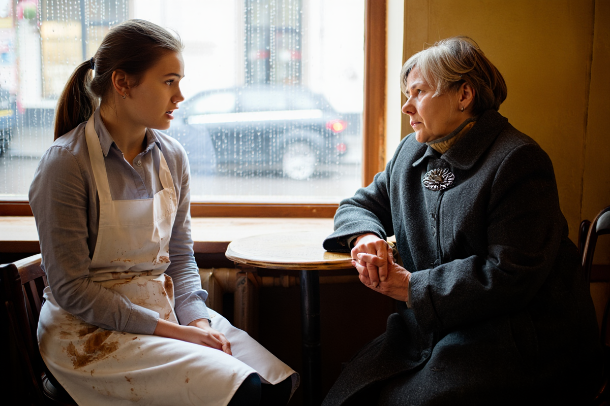 Свекровь выставила меня из дома после смерти мужа. Через месяц она пришла ко мне с неожиданной просьбой.