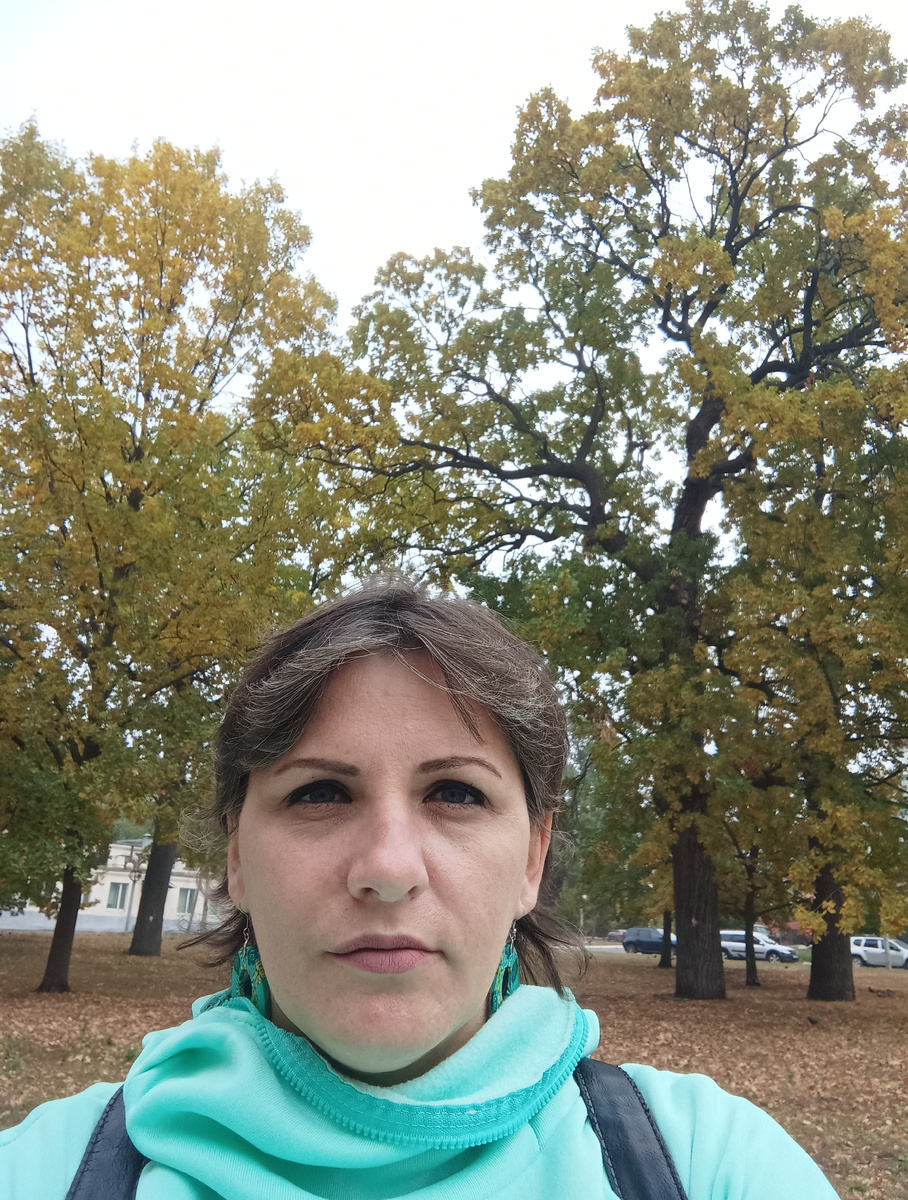 Красивые старые дубы на территории РЖД-медицина