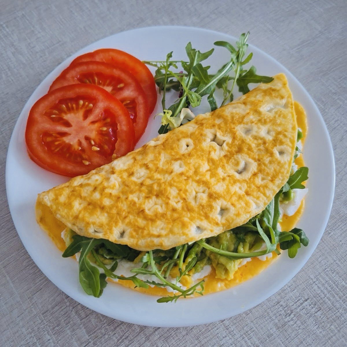Нежный омлет с авокадо и помидором