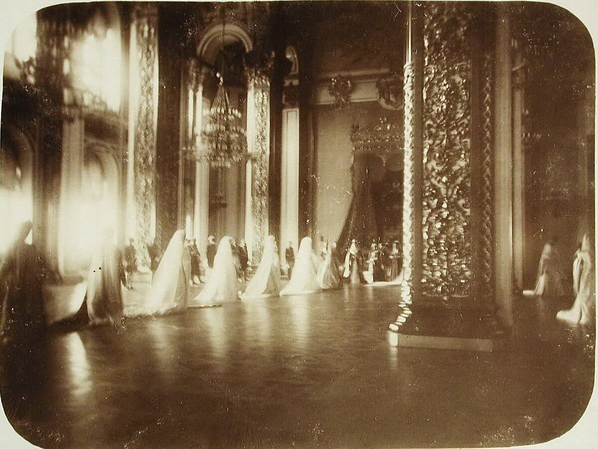 Фрейлины и статс-дамы свиты императрицы покидают зал Большого Кремлевского дворца. Фото из интернета