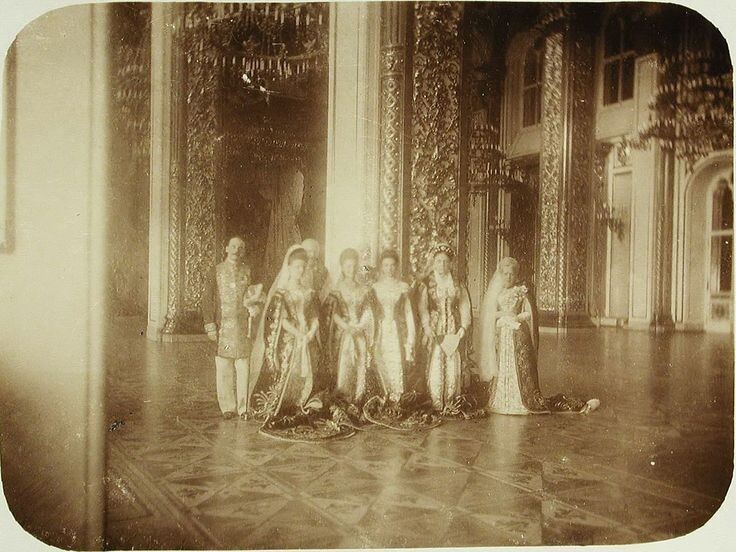 Фрейлины и статс-дамы свиты императрицы в зале Большого Кремлевского дворца. Фото из интернета