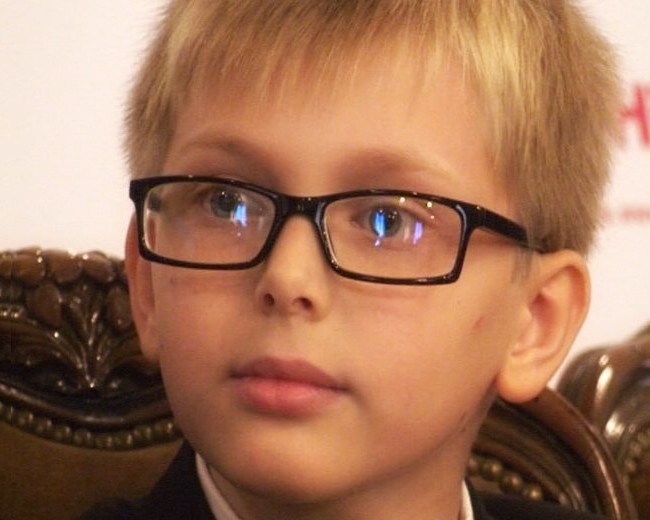 А где-то между всех этих криков, заголовков и ток-шоу стоял одиннадцатилетний мальчик, который вдруг понял: его жизнь - это не он. Это - поле битвы.
