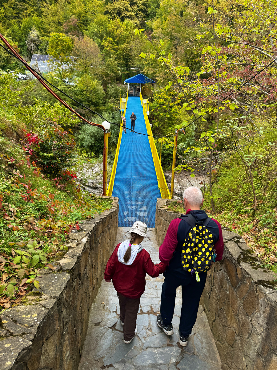 Построен вот такой мост, за который взимают плату, чтобы начать свой поход сразу у водопадов. Фото автора.