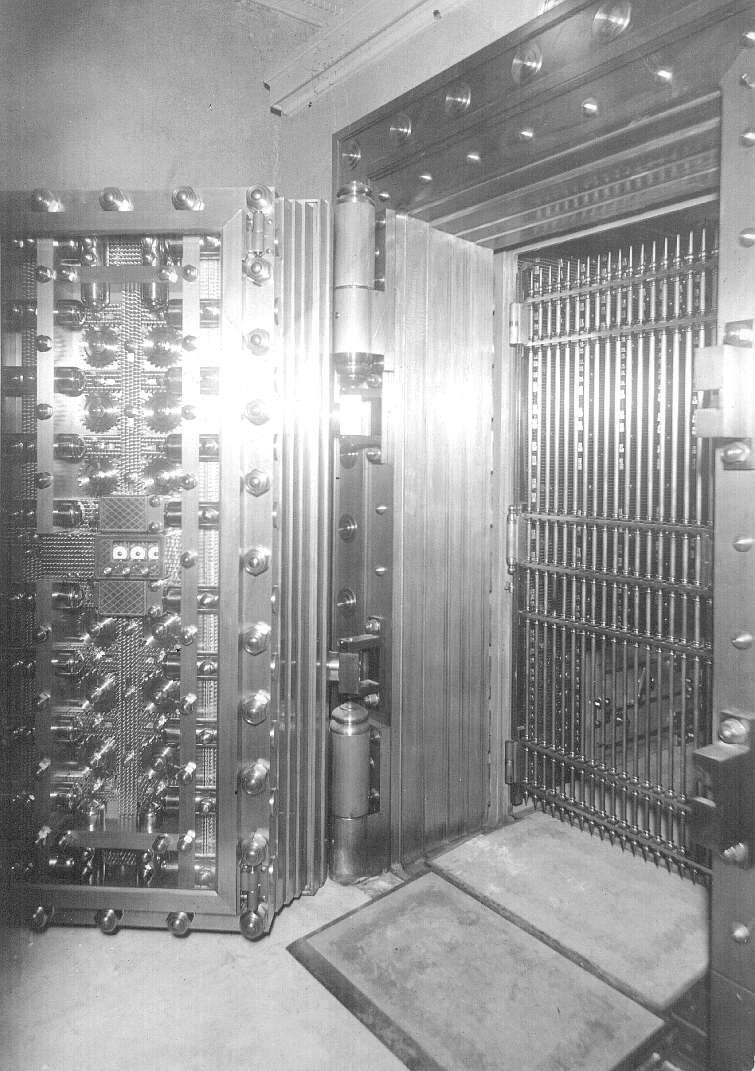 Дверь хранилища: кажется неприступной — но история знает исключения.