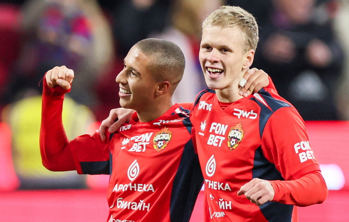    Полузащитники ЦСКА Энрике Кармо и Матвей Кисляк  Сергей Савостьянов/ТАСС