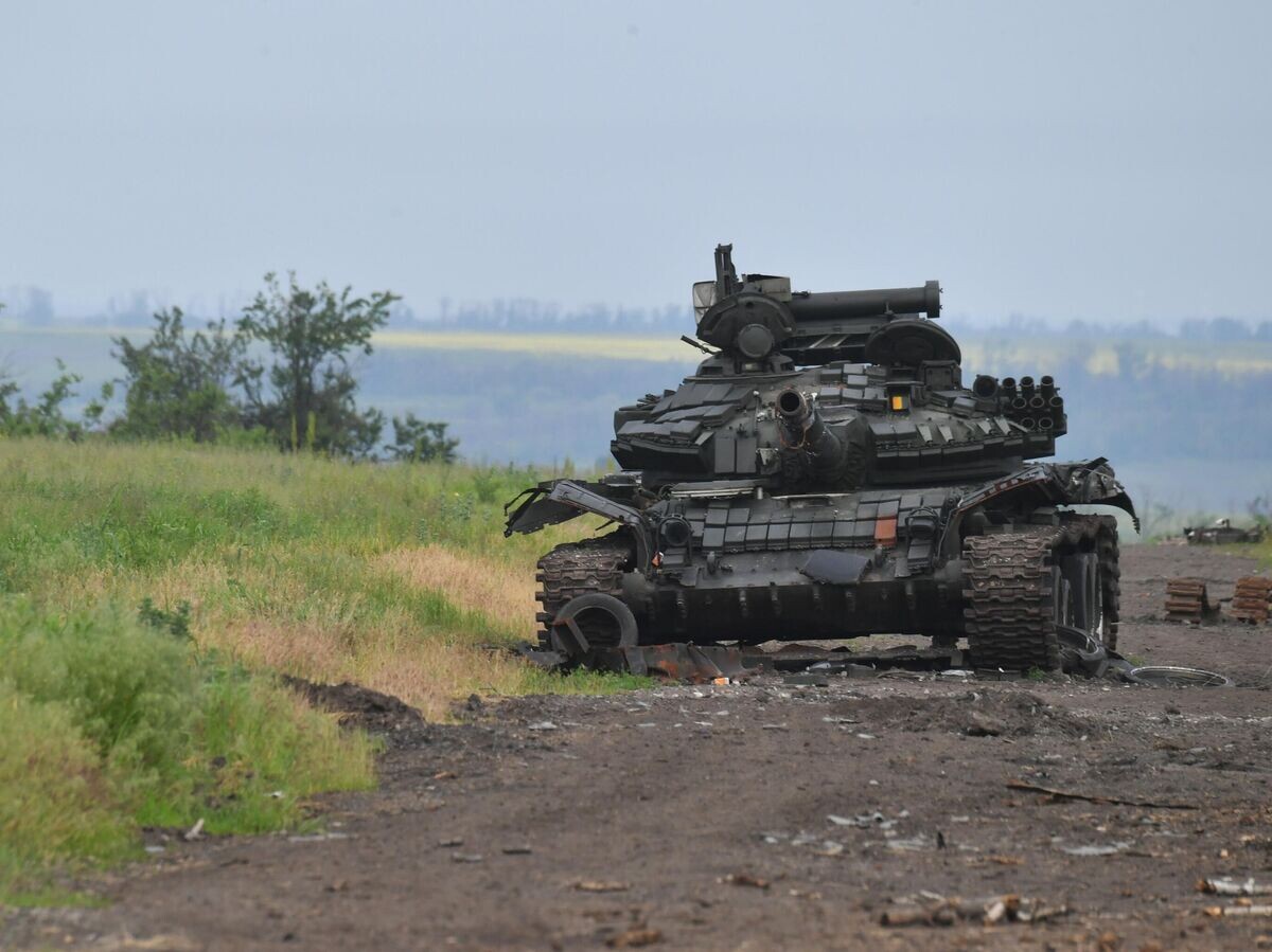    Уничтоженный танк ВСУ в селе у линии соприкосновения на Артемовском направлении© РИА Новости