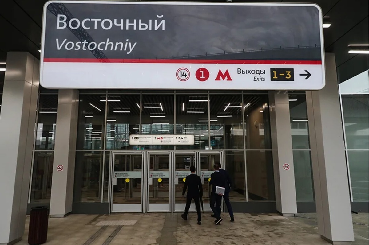 Восточный вокзал расположен в непосредственной близости от станции метро «Черкизовская». Между ними есть прямой пешеходный переход, так что путь займет всего несколько минут. 