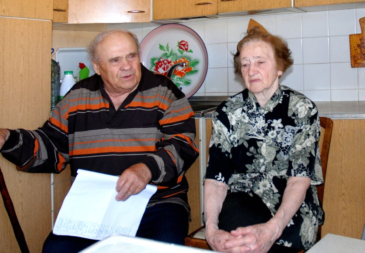 Пелагея Солтер (1920-2012) во время интервью (слева ее муж).