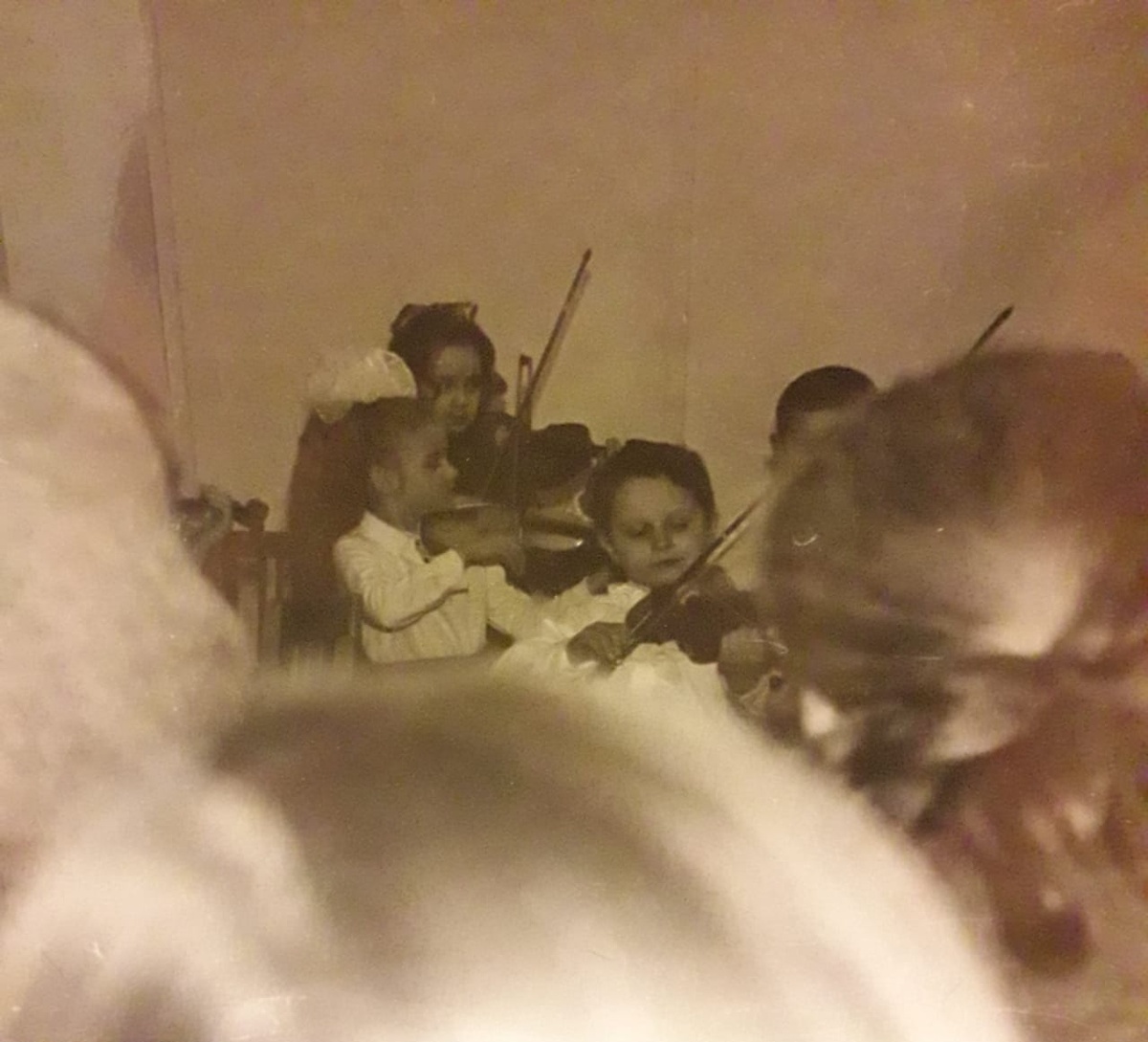 Генеральная репетиция, я с белым бантом, впереди Димка. 