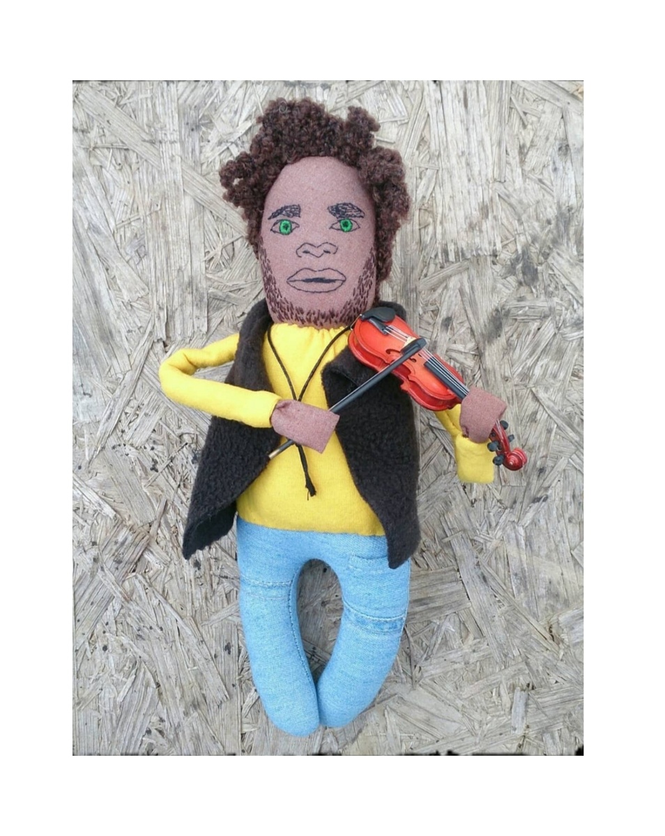 Скрипач появился абсолютно спонтанно. Сначала кто-то подарил миниатюру скрипка.