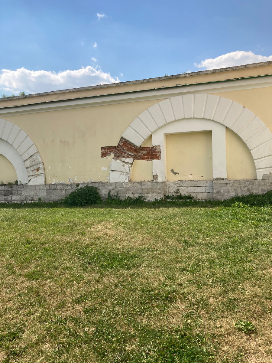 Здесь сделан зондаж с целью определения состава штукатурки для последующей реставрации.