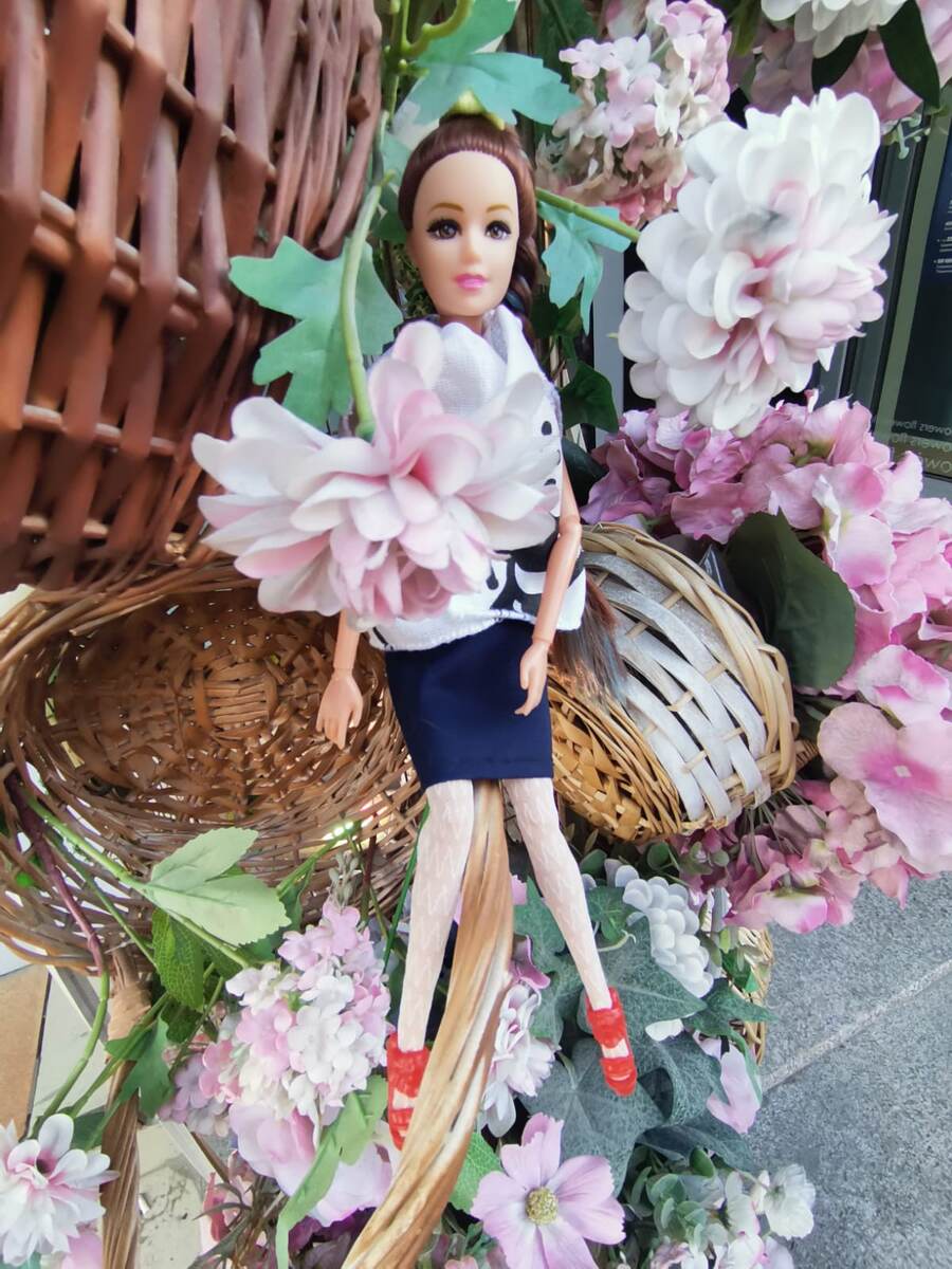 Джулия и корзина с цветами