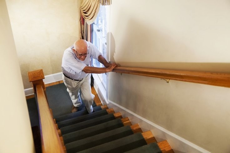 Даже простая лестница превращается в Эверест.
