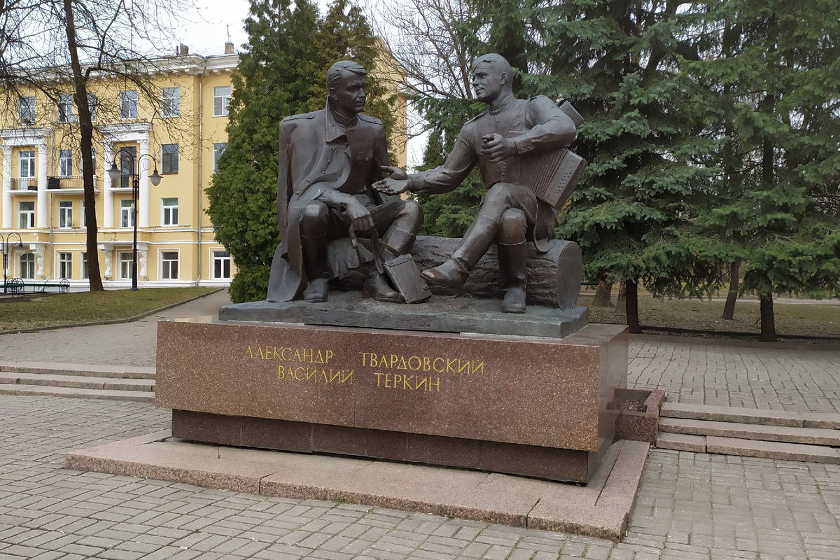 Памятник «Тёркин и Твардовский» в Смоленске. Скульптор А.Г. Сергеев.