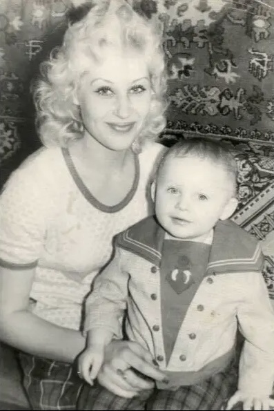 Александр Медведев (Шура) в детстве с мамой / фото из открытых источников 