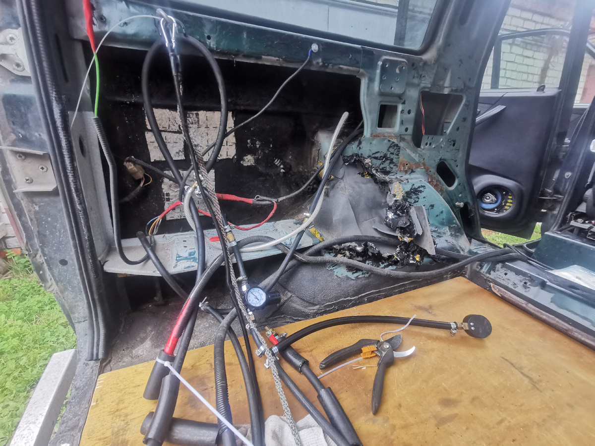 Продолжил работы по удалению виброизоляции, нанесенной в ноябре 2014 года. Под ней как обычноо ржавчина на стыках кузовных панелей. 