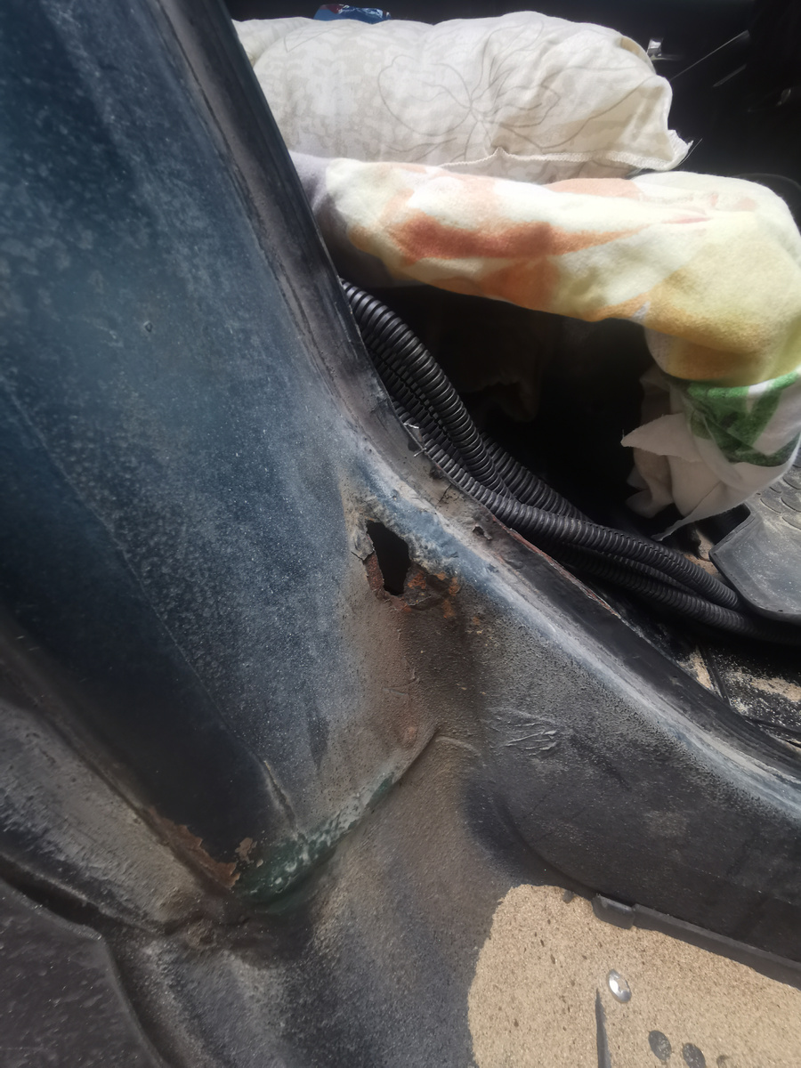 Очередная пробоина, локальный ремонт не лучший вариант, т.к. продолжают расти другие жучки.