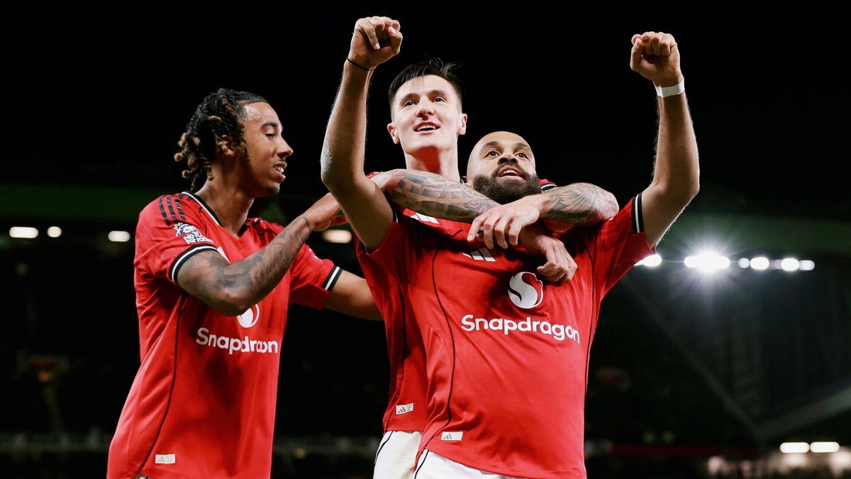 Введение

В матче премьер-лиги Англии «Манчестер Юнайтед» одержал значимую победу над «Брайтоном» и тем самым продлил свою серию побед. Ключевой фразой данного анализа является «манчестер юнайтед – брайтон», поскольку именно этот матч и стал поворотным моментом в сезоне.

Основная часть
Победа и её значение

В поединке между Манчестер Юнайтед и Брайтоном футболисты Юнайтед смогли реализовать тактический план и добиться положительного результата. Это позволило клубу продлить серию побед, что усиливает позиции команды в чемпионате и отражает амбиции клуба.
(Исходный материал на Sportbox говорит о том, что «Юнайтед обыграл Брайтон и продлил победную серию в чемпионате Англии до трёх матчей».)

Тактический расклад

Команда Манчестер Юнайтед смогла взять контроль над игрой, задавать темп, эффективно использовать моменты атак и дополнительно грамотно действовать в обороне против атак Брайтона. Брайтон, в свою очередь, проявлял характер, пытался создавать давление, но не сумел переломить ход игры.
Такой сценарий подчёркивает важность стабильности Манчестера Юнайтед в матчах с конкурентами среднего уровня.

Что это значит для сезона

Победа над Брайтоном — это не просто три очка. Это сигнал о том, что Манчестер Юнайтед способен реализовывать свои задачи и поддерживать форму. Когда команда «зацепилась» за два-три выигрыша подряд, это начинает формировать психологический навык победителя и оказывает эффект на других соперников.
Формулировка «манчестер юнайтед – брайтон» будет полезна для привлечения внимания фанатов, аналитиков, а также для SEO-оптимизации материалов о клубе и чемпионате.

Заключение

Матч Манчестер Юнайтед – Брайтон стал важной вехой в сезоне для «Юнайтед». Победа позволила продлить серийность и поднять уверенность. При правильном развитии команды эта серия может стать катализатором серьёзной борьбы за высокие места. Болельщикам Манчестера остаётся надеяться, что клуб продолжит идти по этому пути.