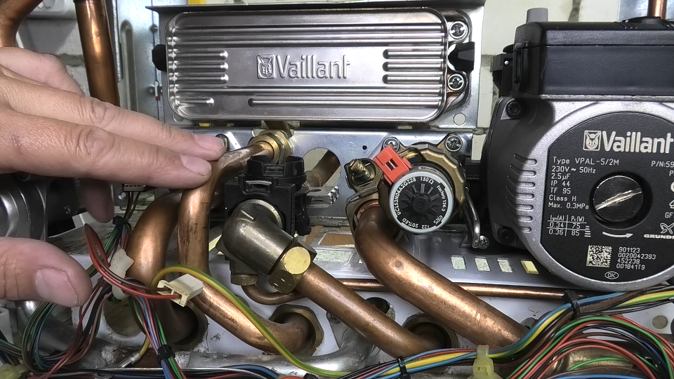 Газовый котёл Vaillant Ошибка F-75 Перебрали весь котёл, а причина оказалась в другом