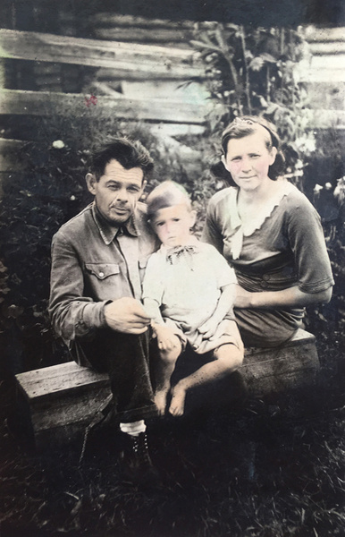 Папа Шагурин Владимир Германович, Юра Шагурин, мама Марина Николаевна Шагурина. 40-е годы XX века. город Иваново 