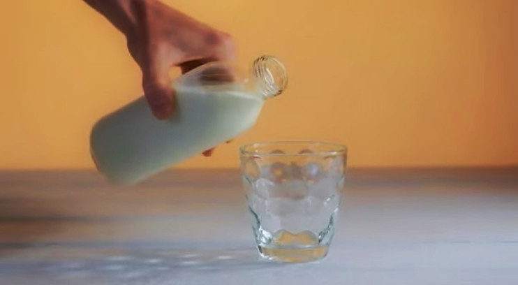 И, наконец, последний народный лайфхак: тонкой струйкой наливаешь молоко в стакан с тёплой водой. Если оно сразу растворилось — разбавлено, если держится — цельное. Лил, смотрел… да одно и то же!
