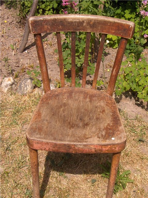 Обычный старый деревянный стул.