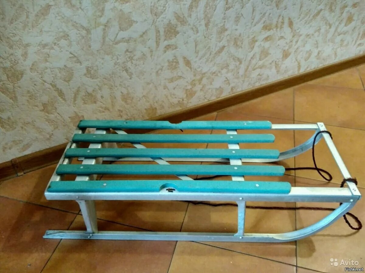 Санки любые простые, это вообще, такая дрянь просто напросто была очень опасная!!!!!, которая ничем нее лучше снегоката была. Фото из интернета!