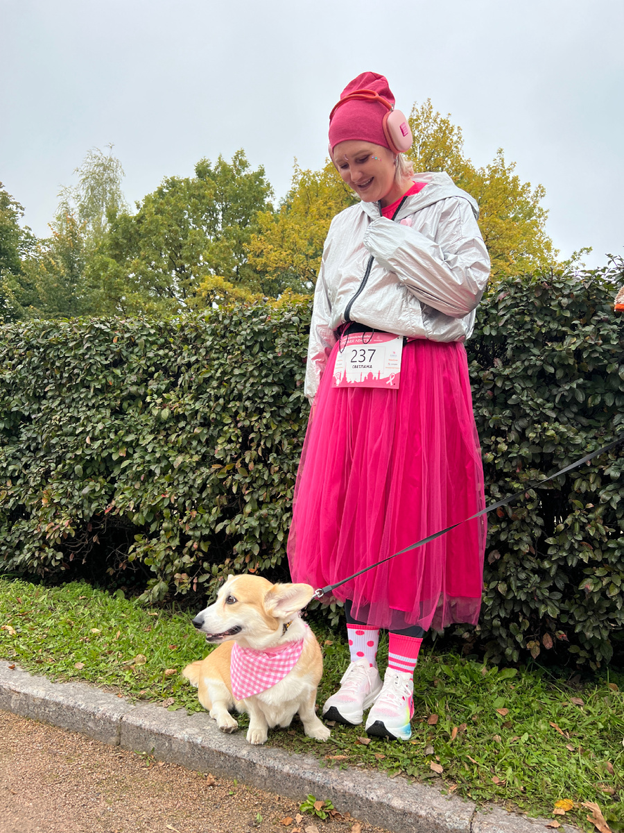 Даже четвероногие поддержали цвета забега в честь Розового октября 