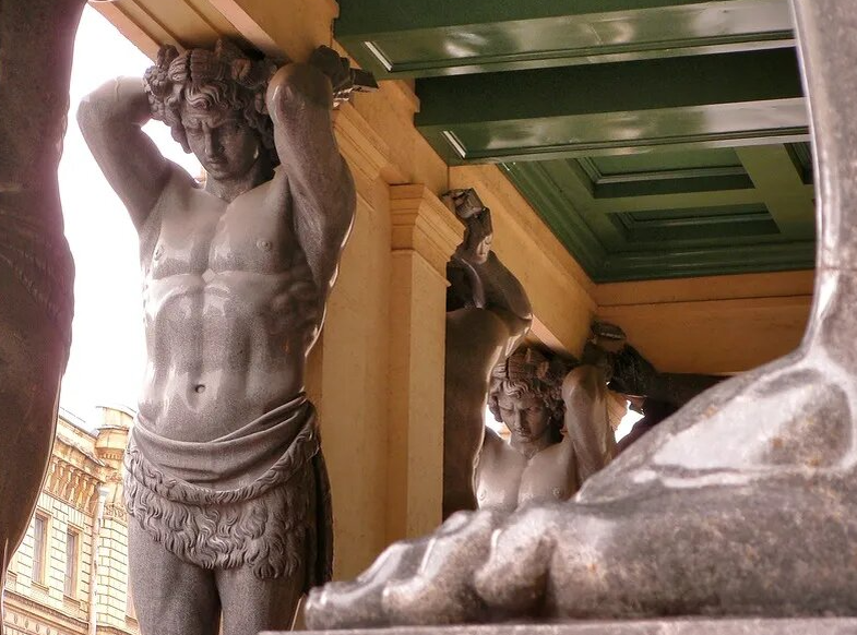 Атланты Эрмитажа. Изображение из открытых источников.