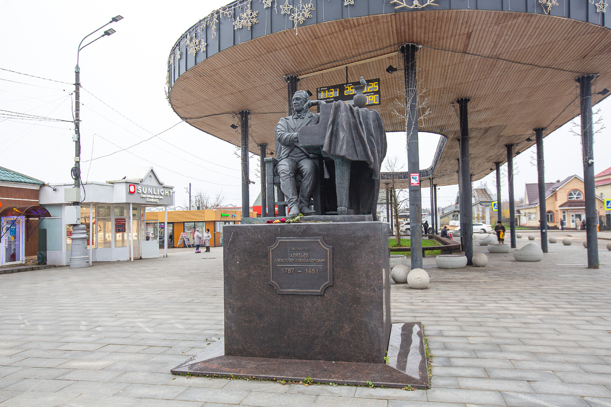Памятник композитору А.А. Алябьеву. Посёлок городского типа Шаховская,  Московская область. Фото автора статьи 