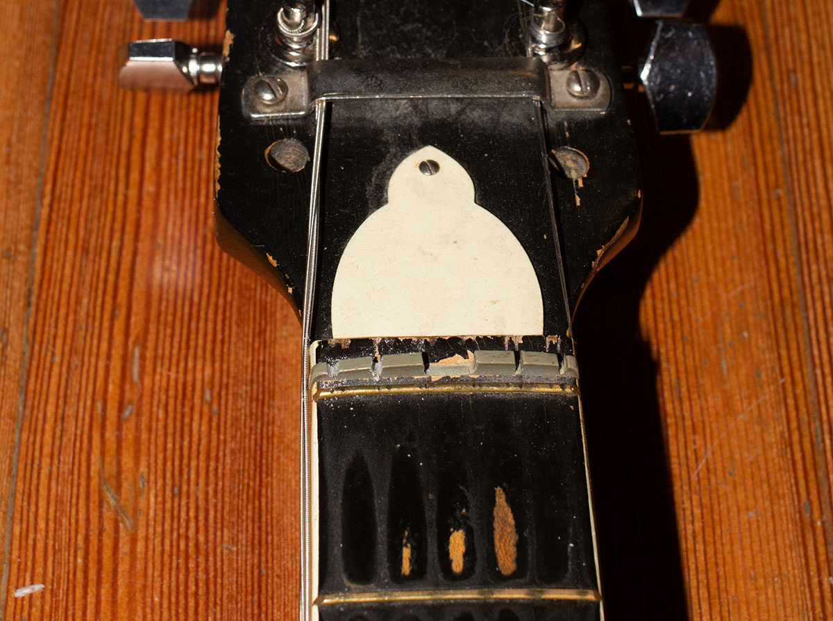 Пришедший в негодность пластиковый порожек, тоже был сделан мной в прошлом веке. Когда я был ещё студентом.