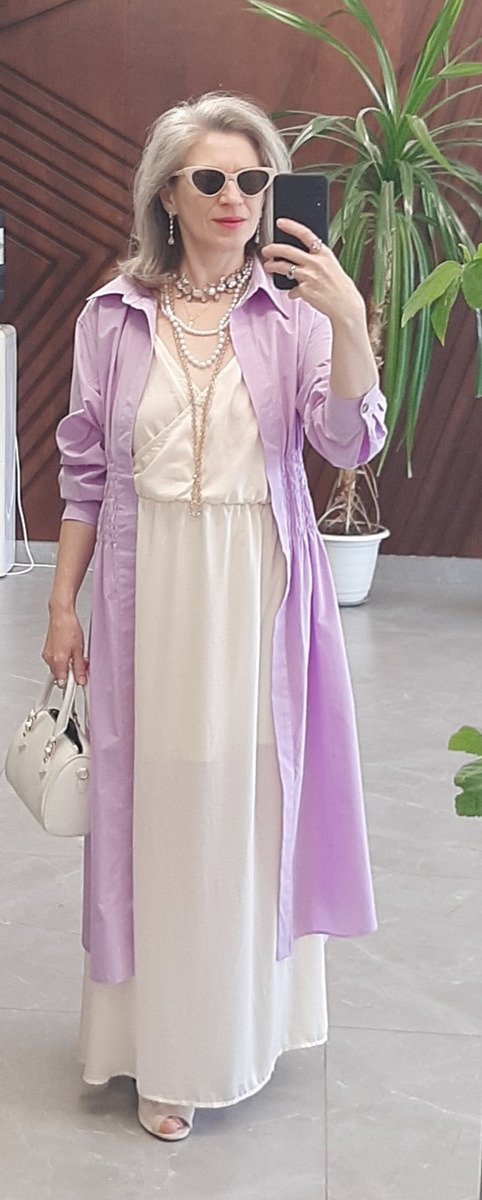 Платье молочного цвета и сверху  платье сиреневого цвета -- всё из секонд-хэнда.
