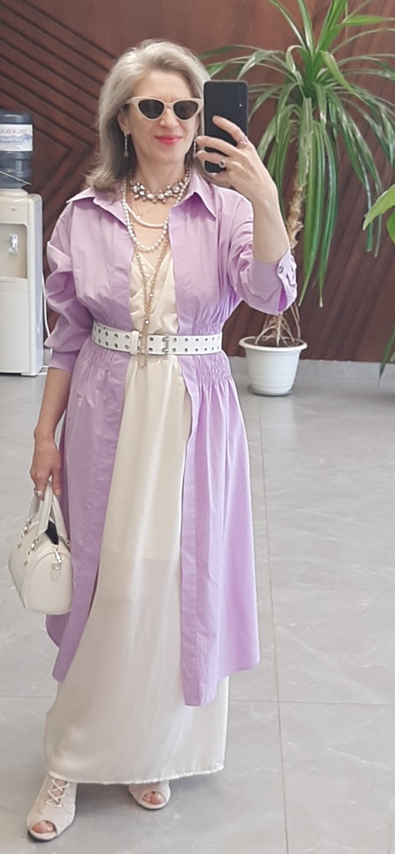 Платье молочного цвета и сверху  платье сиреневого цвета -- всё из секонд-хэнда.