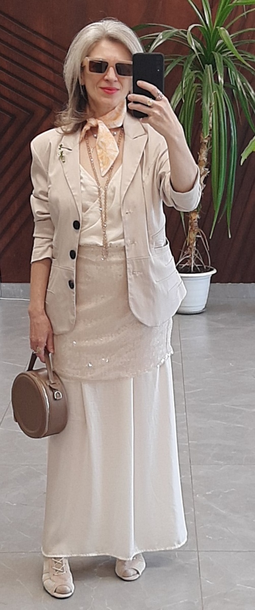 Платье молочного цвета, юбка с пайетками и жакет -- всё из секонд-хэнда.