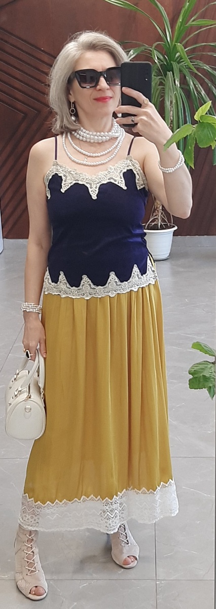 Топ и юбка в бельевом стиле -- из секонд-хэнда.