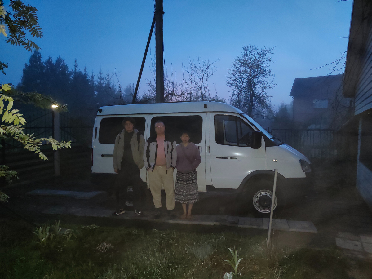 В четыре ночи уже брезжит рассвет.