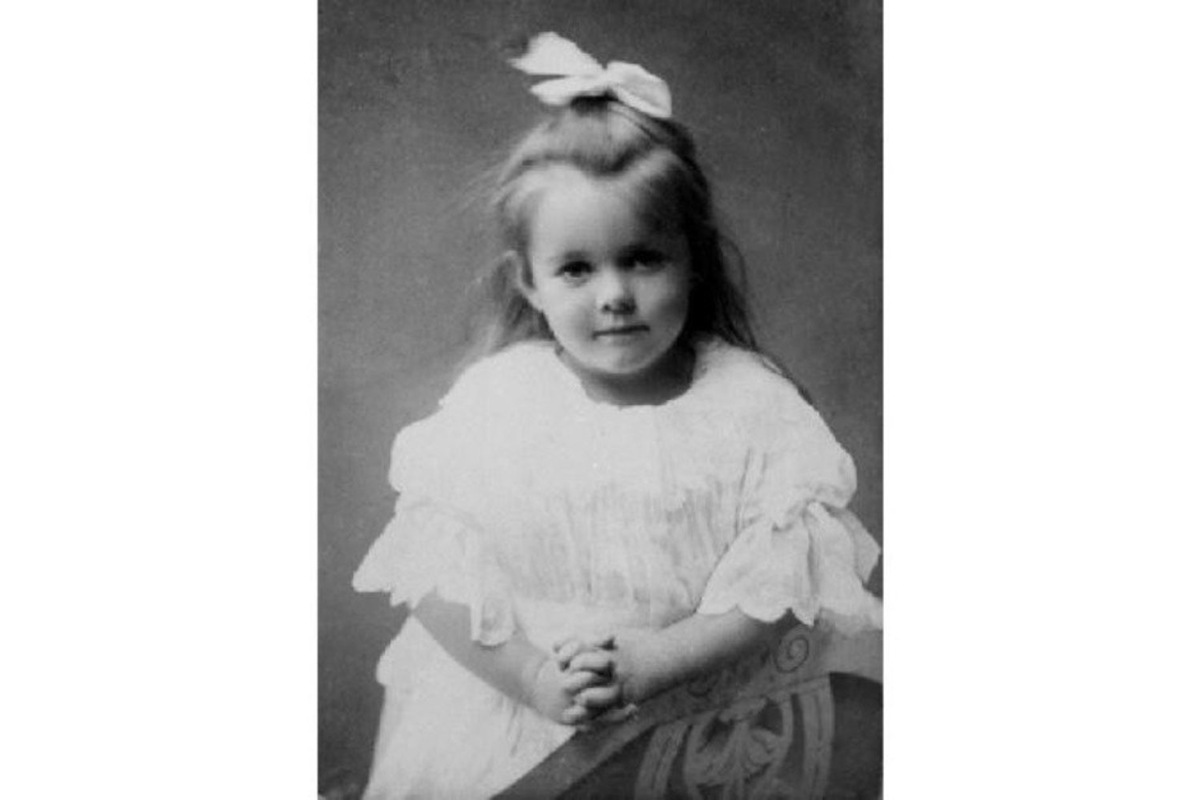    Карин Бойе в четыре года. скриншот с сайта Карин Бойе