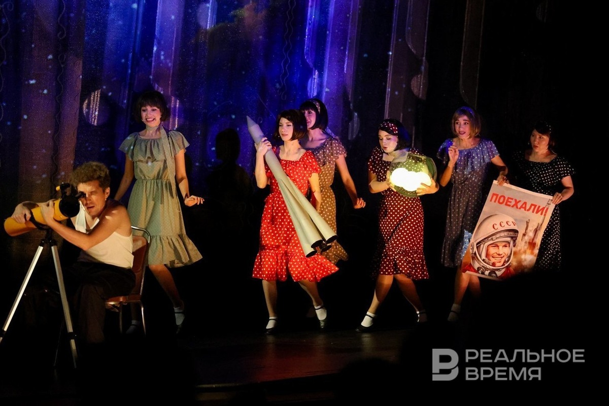    По стилю спектакль — ностальгия по оттепели, в которой большинство авторов и героев никогда не жили. Артем Дергунов / realnoevremya.ru