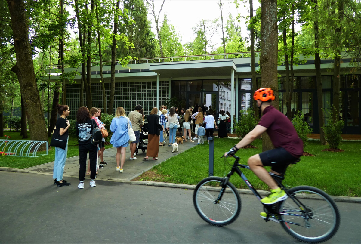 Вот такую очередь в ресторан я видела пару лет назад в Переделкине. 