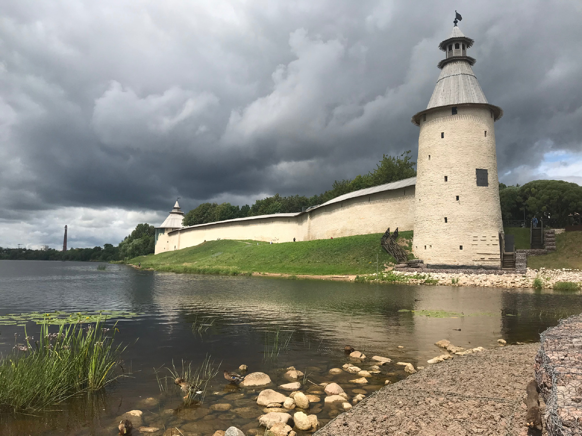 Высокая башня (XV век) и Варфоломеевская башня (XVI век) на заднем плане. Фото автора 