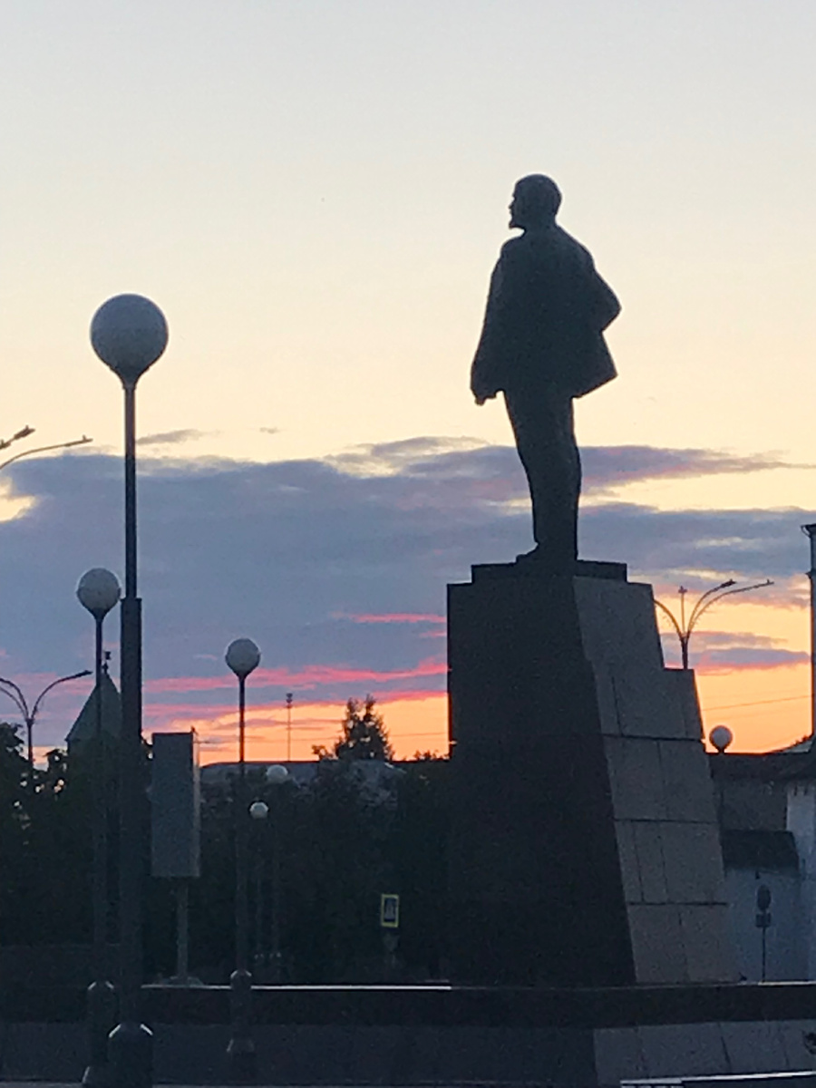 Ильич на фоне почти революционного неба. Фото автора 