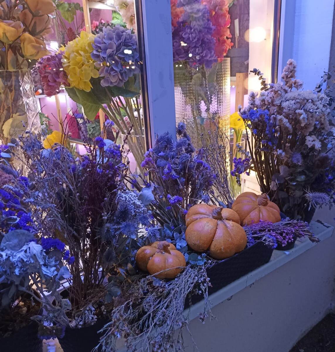 Заприметила вот такой симпатичный декор витрины магазина, пока гуляла