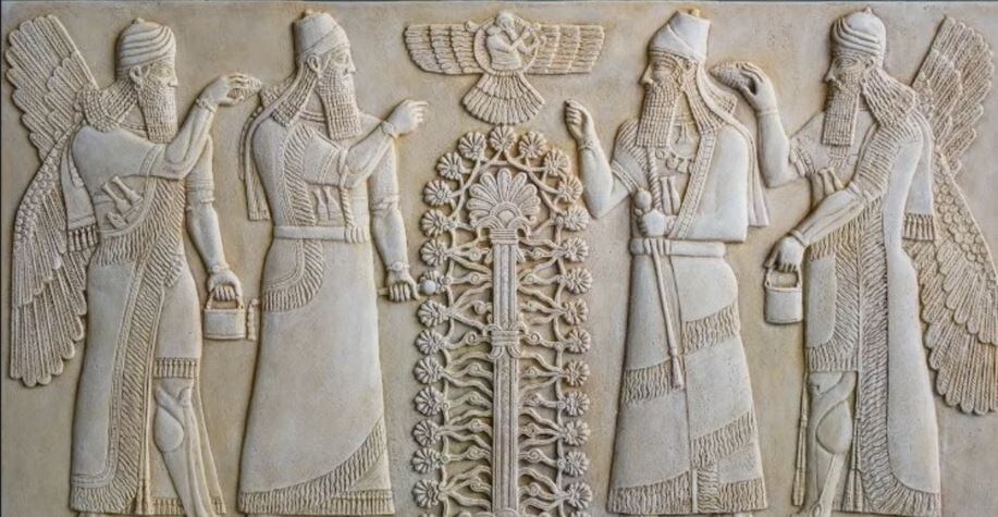 Рельеф «Древо Жизни» из Древней Месопотамии находится в Тронном зале Северо-западного дворца Ашшурнацирапала II в городе Кальху (современный Нимруд, Ирак). Дата создания — 865–860 годы до н. э. Фото из Интернета.