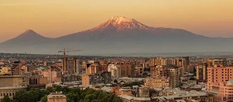 Вид на Ереван и библейскую гору Арарат — кадр, который станет визитной карточкой вашего путешествия.